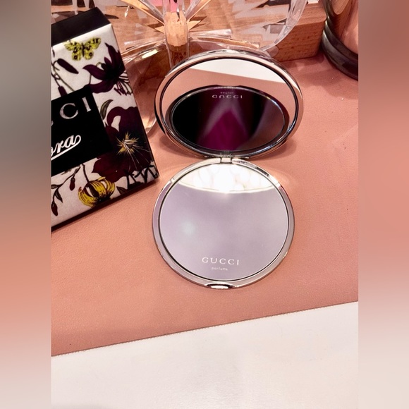 Silver Gucci Flora Compact Makeup Mirror - Picture 2 of 4